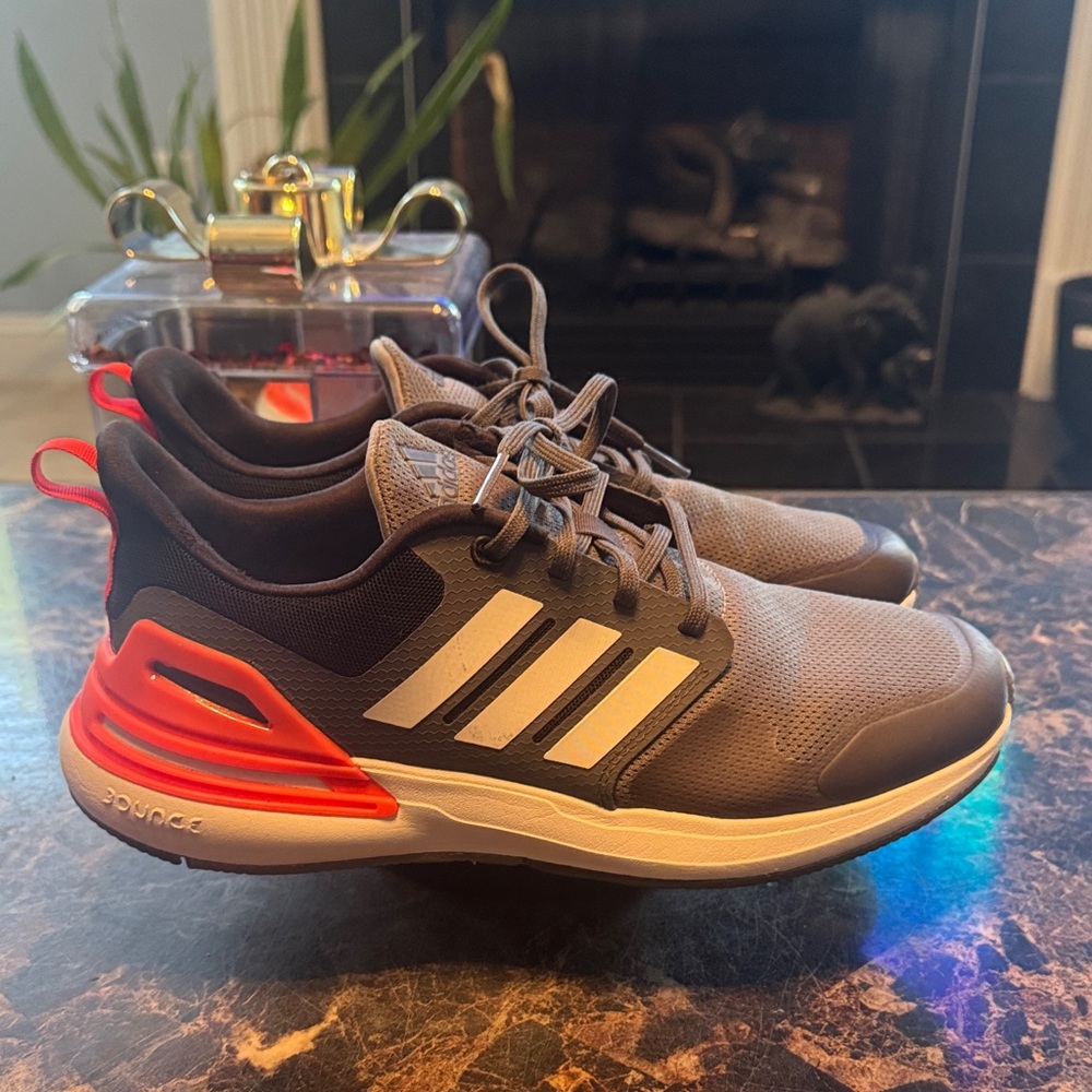Adidas RapidaSport Bounce in Grey Solar Red HP6130 - Men’s Size 7